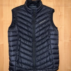 Peak Performance väst - Säljer nu min fina väst från peak performance. Den har inga skavanker, stl: M Nypris: 1800kr Mitt pris: 500kr + ev. frakt