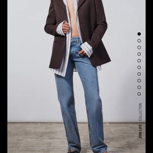 Zara jeans - Blåa mid waist straight jeans som inte längre kommer till användning. Storlek 34. Köparen står för frakten!!