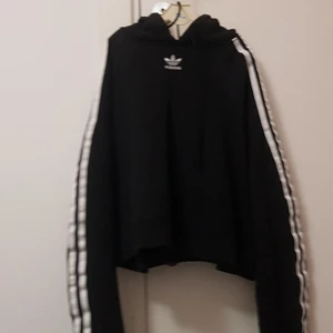 Äkta addidas tröja - Äkta helt ny har änvänt ungefär 2veckor men ville inte ha längre köparen står för frakt och jag står inte för påst slarv