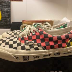 Ett par supercoola Vans x SNS. Säljer de eftersom de har blivit för små för mig. Dessa är ganska limiterade och nypris är runt 500-1000:-  Kom dm vid frågor eller intresse!