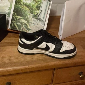 Nike dunk 1 low panda  - Nike dunk 1 low panda, storlek 42. Ganska bra skicka använt creaseskydd.
