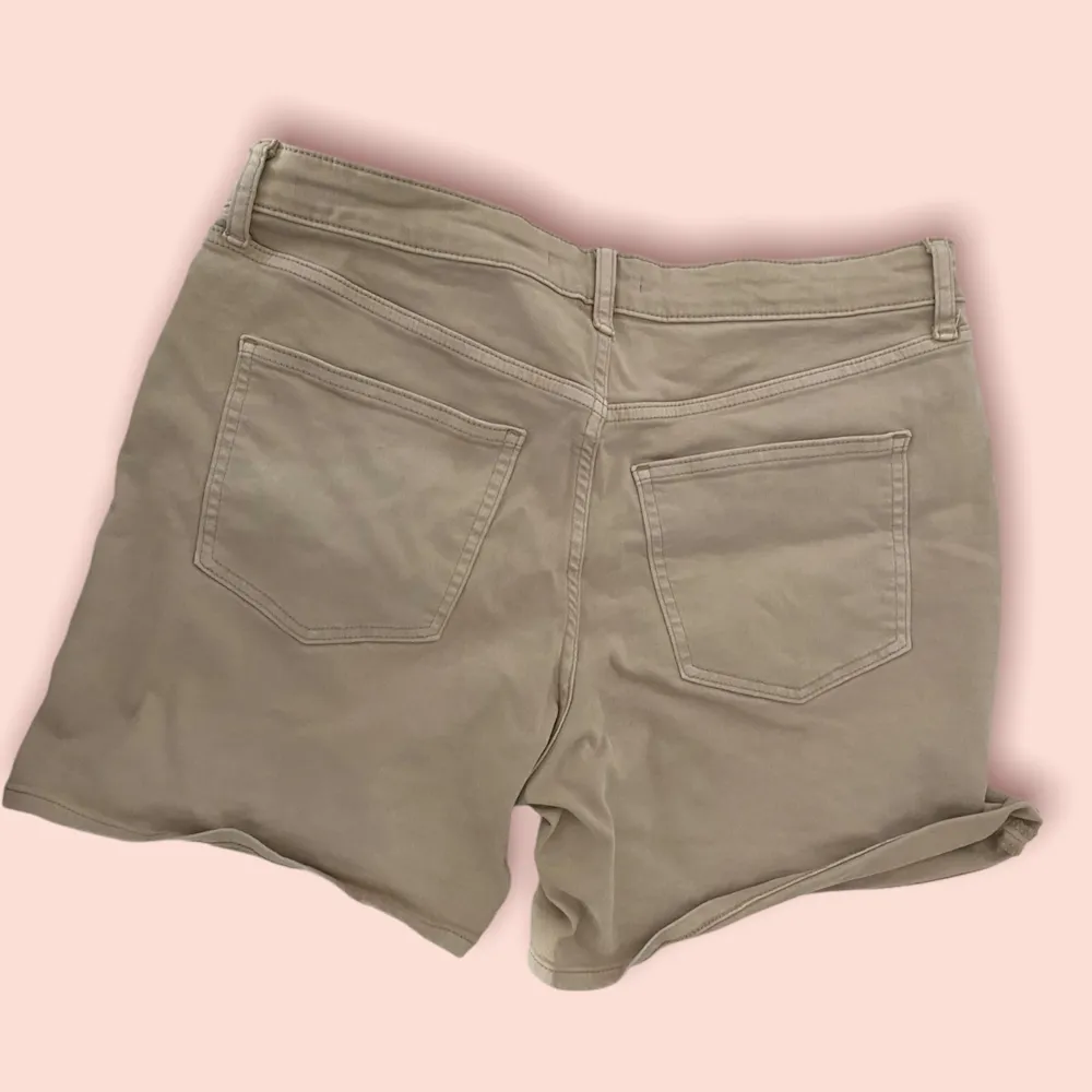 Beige snygga shorts . Shorts.