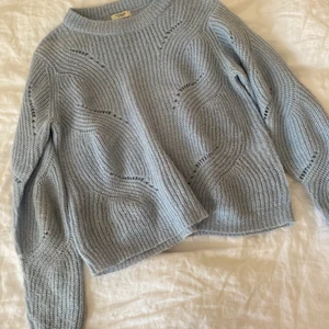 Stickad tröja  - Gullig stickad tröja, väldigt fint skick! Frakten tillkommer, kram Ebba🫶🏽