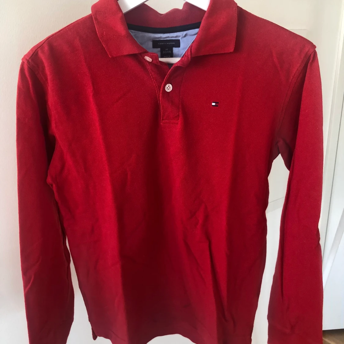 Tommy Hilfiger Röd långärmad piké stl12-14