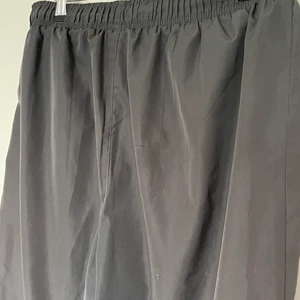 Svart/grå cargo - Köptes för 140 secondhand men säljer den för 100 + frakten i bra skick storlek M ( sitter som M ) men kan passa S också .