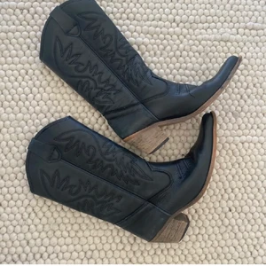 Cowboyboots - Säljer dessa svarta cowboyboots! Mycket fint skick! Storlek 39