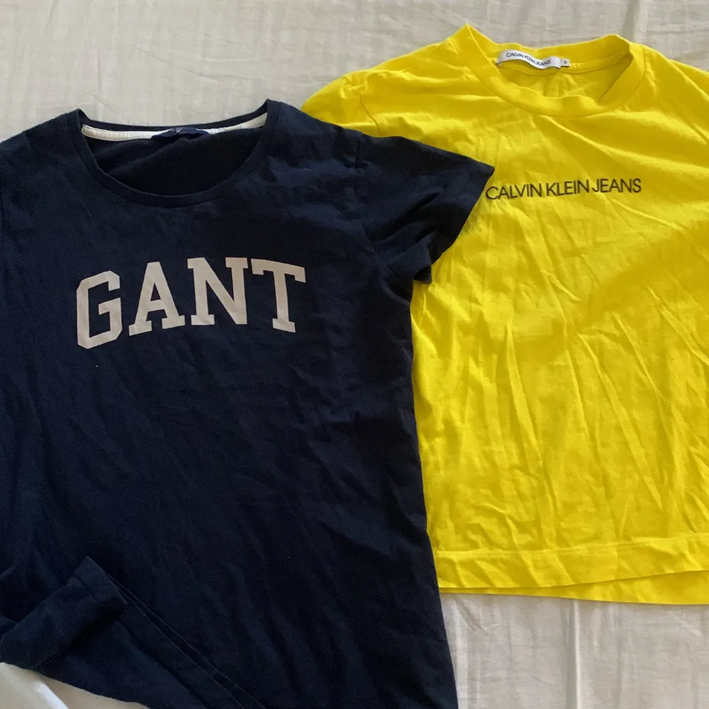 en t-shirt kostar 30kr, båda för 50kr💕Storlek xs på gant tröjan och S på Calvin klein tröjan❤️köpta på kidsbrandstore . T-shirts.