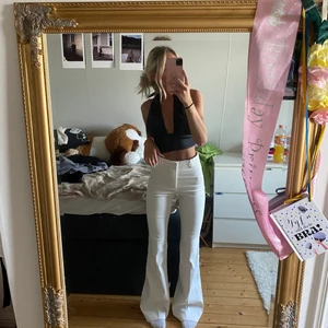 Vita kostymbyxor!🤍 - Intressekoll på mina helt oanvända men supersnygga kostymbyxor från Zara. Sitter supersnyggt och jag är 165cm!🤍🦋 lapp sitter kvar och är nya! Köpt för 399