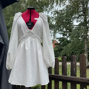 Vit klänning - Vit klänning från NaKd. Använd nåon enstaka gång. Som ny. Strl 34.