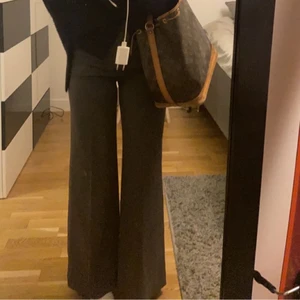 Wera kostymbyxor - gråa kostymbyxor med fin passform köpta på Åhléns för 699 kr, använda endast 1 gång. Säljer för 399💞 storlek 34