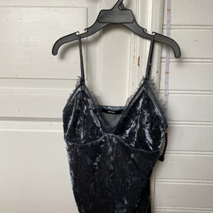 Linne - Ett super gulligt linne från bikbok i storlek s. Super fin blå/grå färg i super skönt mariel🤍100kr+frakt