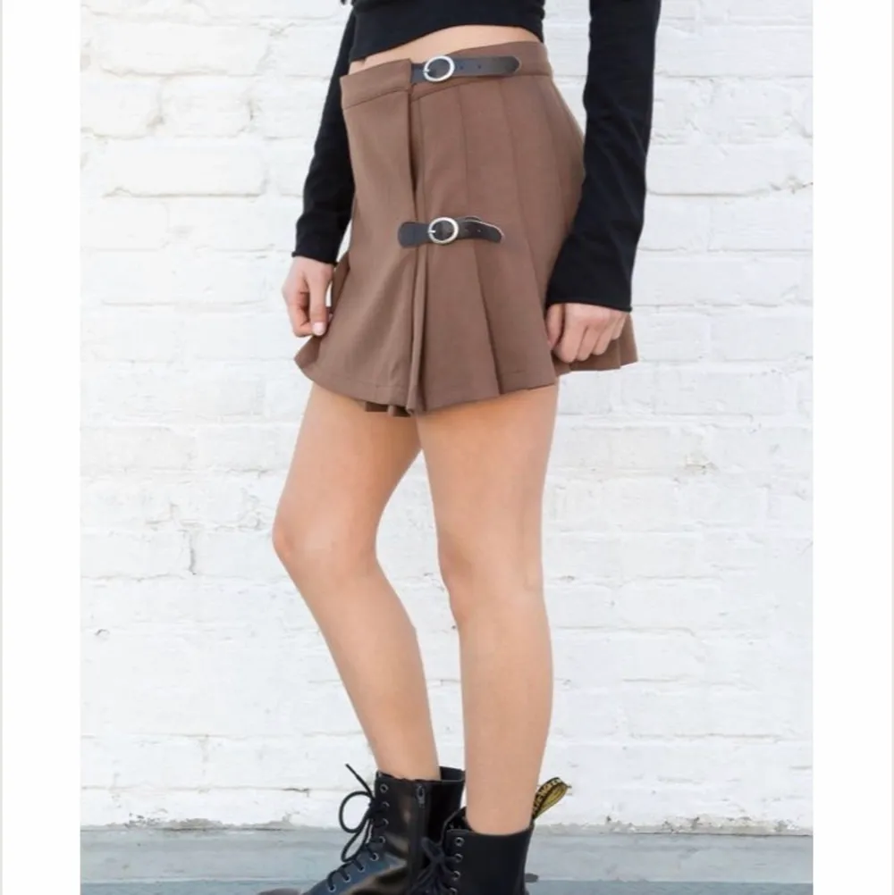 En brun low waisted kjol från Brandy Melville! 🤎 Såå himla fin nu till hösten, har tyvärr tröttnat på den bara… Väldigt fint skick då jag använt den kanske 2-3 gånger. 💓 Tror originalpriset ligger på 308kr.. Kjolar.