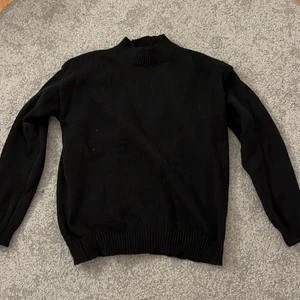 Stickad tröja - Stickad tröja som är helt oanvänd storlek s