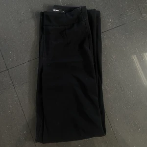 Kostymbyxor  - Super populära kostymbyxor från bikbok i strl 34😊 Nyskick