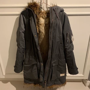 Odd Molly jacka large - Grå Odd Molly vinter jacka. En mycket bekväm och tjock jacka. Är använd men är i fint skick. Storlek 3 vilket är storlek large🌸