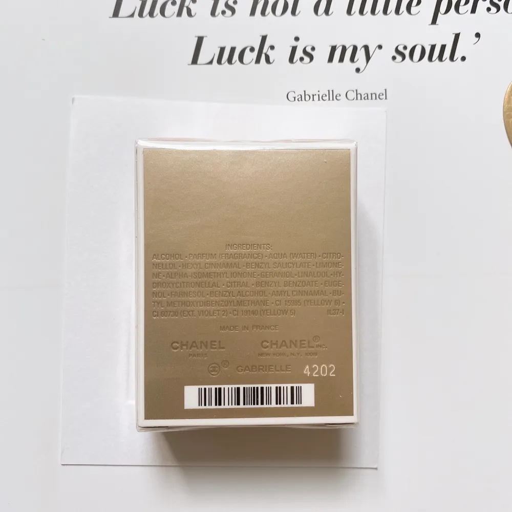 Ny i förpackning  CHANEL Gabrielle Essence Eau de Parfum 5 ml  Chanel kort Camilla GOLD blomma Perfekt till present Grattis frakt. Övrigt.
