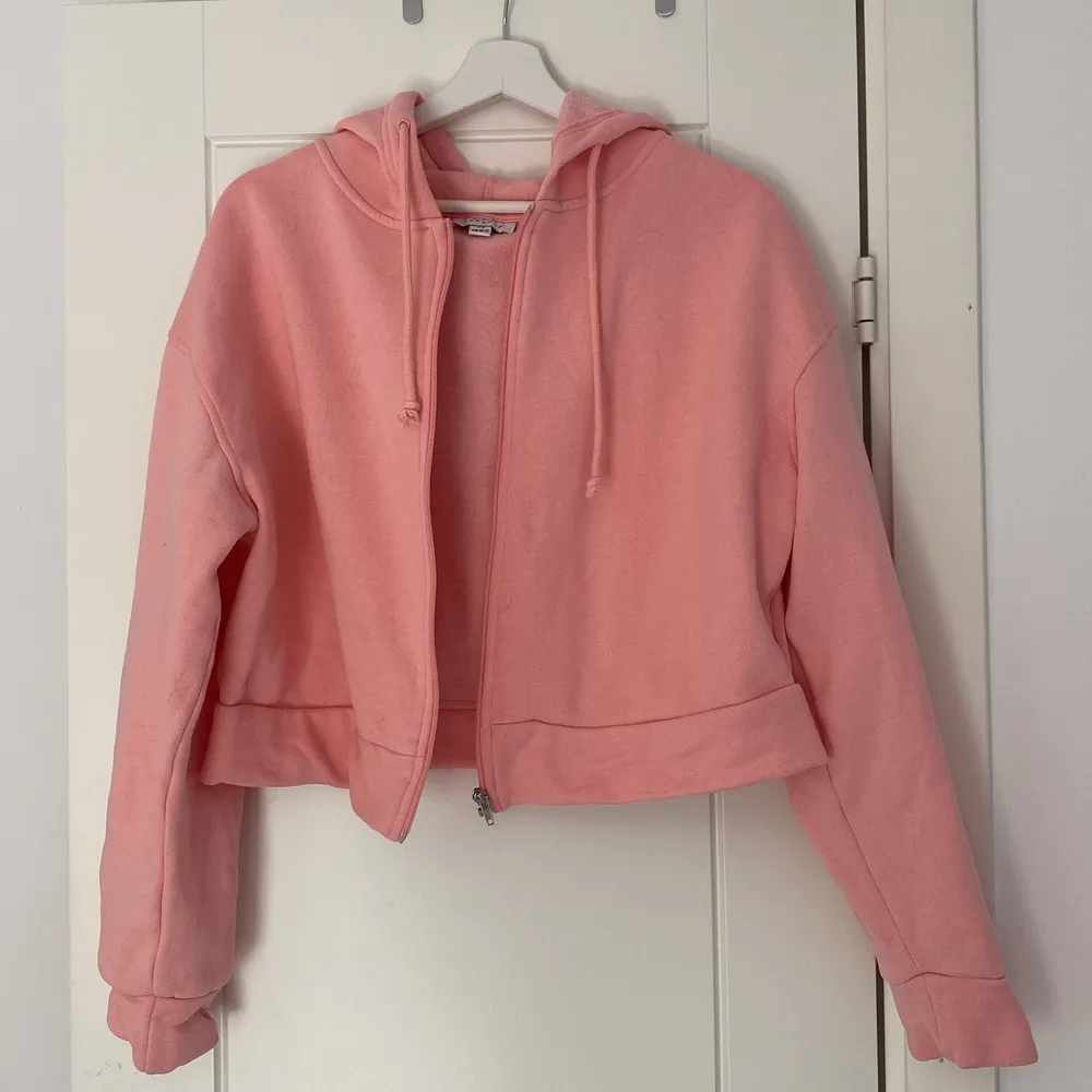 Super söt och mysig rosa zip hoodie, köpt på Asos💕 Storlek M men passar även S. Hoodies.