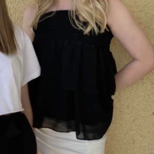 chelsa kjol/ linnekjol - säljer denna svarta chelsea kjol (har även en vit i mitt flöde)  ❤️ fint skick och nästan helt ny, använd fåtal gånger.  har oftast xs/s och denna är i m men tycker den sitter bra på mig.