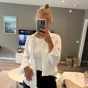 Vit skjorta  - Vit snygg skjorta i storlek M! Varsamt  använd 🤍🤍🤍