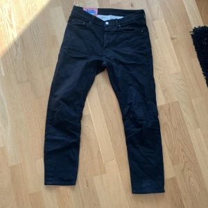 Acne studios svarta jeans strl 30/32 - Acne studios blå konst jeans. Slim fit sitter lite loose. Strl 30/32.