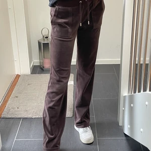 Bruna Juicy Couture byxor, storlek S -  Köptes i vintras och har använts ett par gånger. 