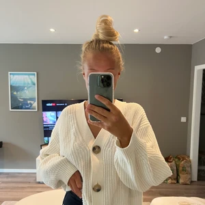 Kofta  - Vit stickad kofta från H&M i storlek 38. Varsamt använd 🤍🤍🤍