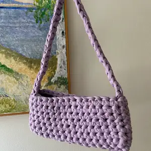 Säljer denna virkade lilla handväska jag gjort själv. Jag har fler modeller på väskor som jag kan göra men just denna säljer jag lite billigare då den gick hyfsat snabbt o göra! 