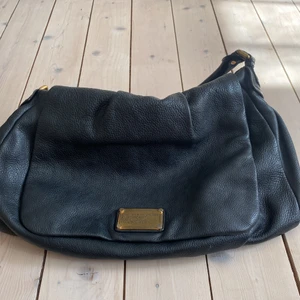 Marc Jacobs  - Marc by Marc Jacobs skinnväska använd men fortfarande i gott skick. Ingen dustbag och axelrem.  Snälla endast seriösa köpare.  Större variant av väskan 