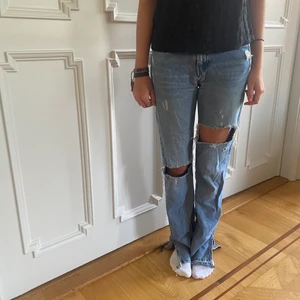 Lågmidjadejeans  - Mina favvo jeans som inte kommit till användning på senaste. Dem har en slitning på vänster sida under rumpan men inget som syns när man väll har på sig byxorna, se bild 2. Jeansen passar någon som är runt 169-176, sen kan man även klippa av dem.
