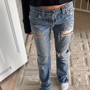 Jeans - Säljer dom snyggaste Nudie jeansen!! Står storlek 34 men skulle söga att dom passar någon som har storlek 38! Har bara lite slitningar längst ner vid foten💓💓