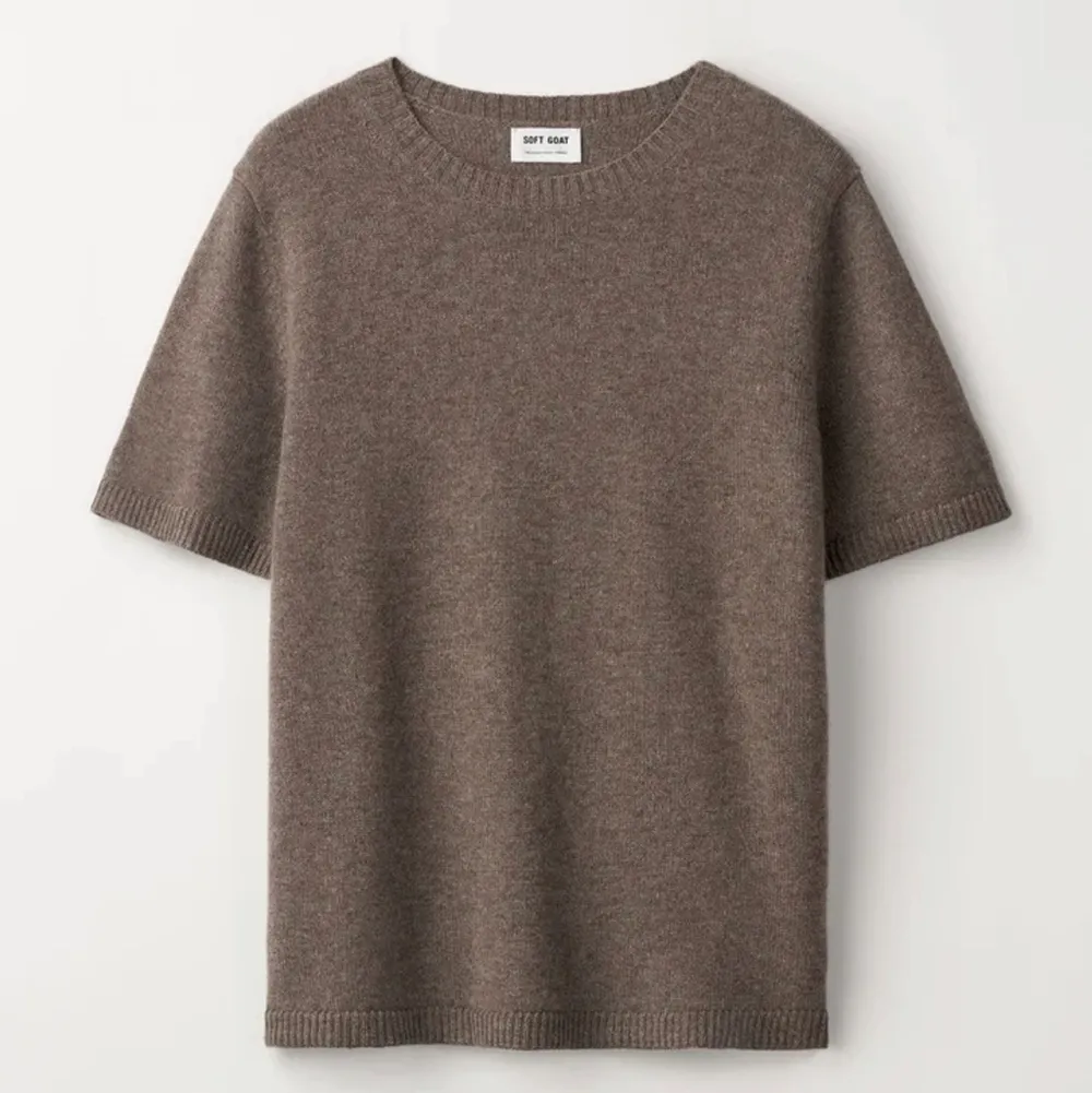 Säljer min bruna soft gott t-shirt i S. Lite knottrig men inte mycket. Köptes för 1700kr och säljs för 900kr❤️skriv vid intresse. T-shirts.