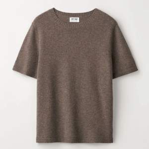 Säljer min bruna soft gott t-shirt i S. Lite knottrig men inte mycket. Köptes för 1700kr och säljs för 900kr❤️skriv vid intresse
