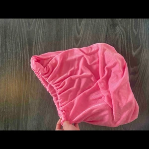 One Shoulder topp - Superfin rosa one shoulder topp som aldrig tyvärr aldrig kommit till användning. Fler bilder ges på förfrågan & köparen står för eventuell frakt vid köp💞