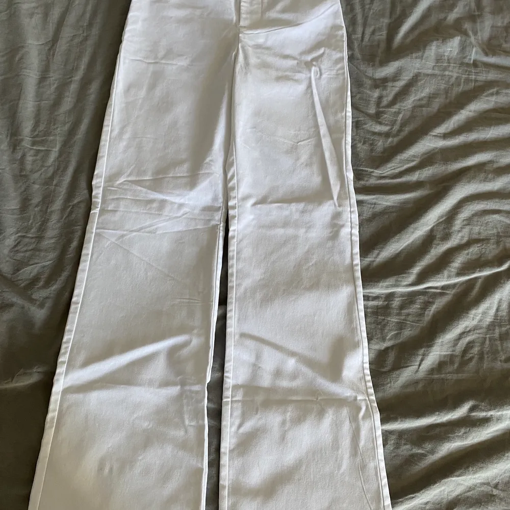 Vita skit snygga byxor från hm!🌸 Helt nya och aldrig använda, köparen står för frakt. Skriv om du skulle vilja ha flera bilder💗. Jeans & Byxor.