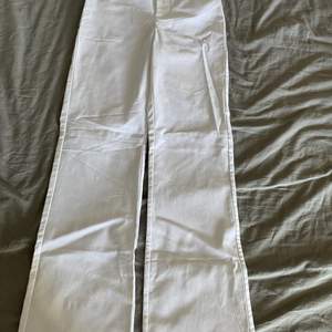 Vita skit snygga byxor från hm!🌸 Helt nya och aldrig använda, köparen står för frakt. Skriv om du skulle vilja ha flera bilder💗