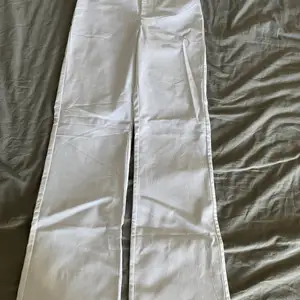 Vita skit snygga byxor från hm!🌸 Helt nya och aldrig använda, köparen står för frakt. Skriv om du skulle vilja ha flera bilder💗