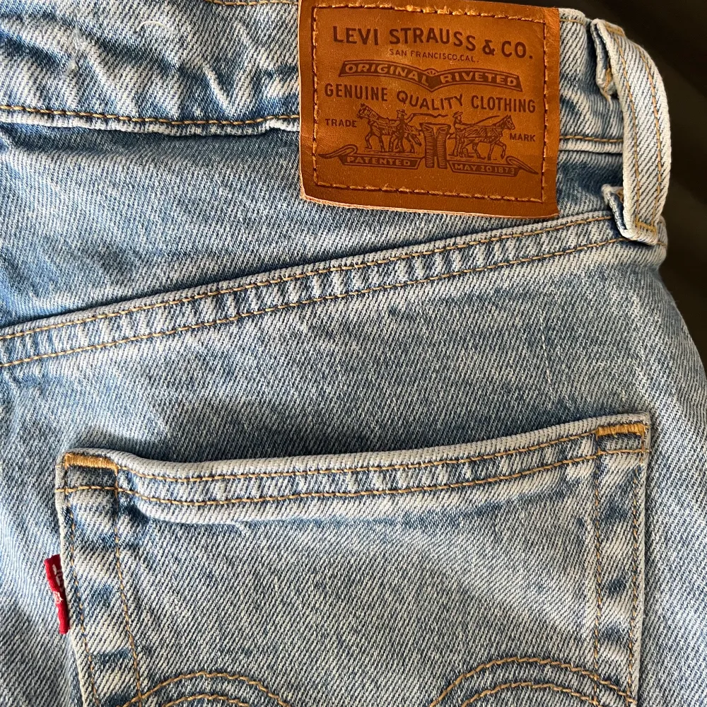 Säljer mina levis ribcage straight jeans i en jätte fin ljus blå färg. Sparsamt använda på en semester, annars har dem bara hängt i garderoben. Jag bor i FL så har inte mycket använding för jeans i värmen:) frakt tillkommer eller mötas i gbg, är 170 🥰. Jeans & Byxor.
