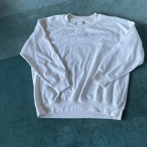sweatshirt  - vit sweatshirt från hm! fin skick! köparen står för frakten!
