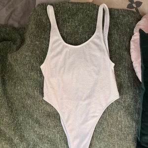 Vit baddräkt  - Använd 1 gång. Sitter högt i midjan vilket formar kroppen supernajs, säljer då jag har en liknande <3 skriv för bild på eller andra frågor. Pris kan diskuteras 