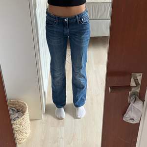 Lågmidjade jeans som sitter ganska rakt. Storleken står i sista bilden men sitter som ungefär Xs. Säljer pågrund av att de inte kommer till användning och att jag önskade att de va lite längre.