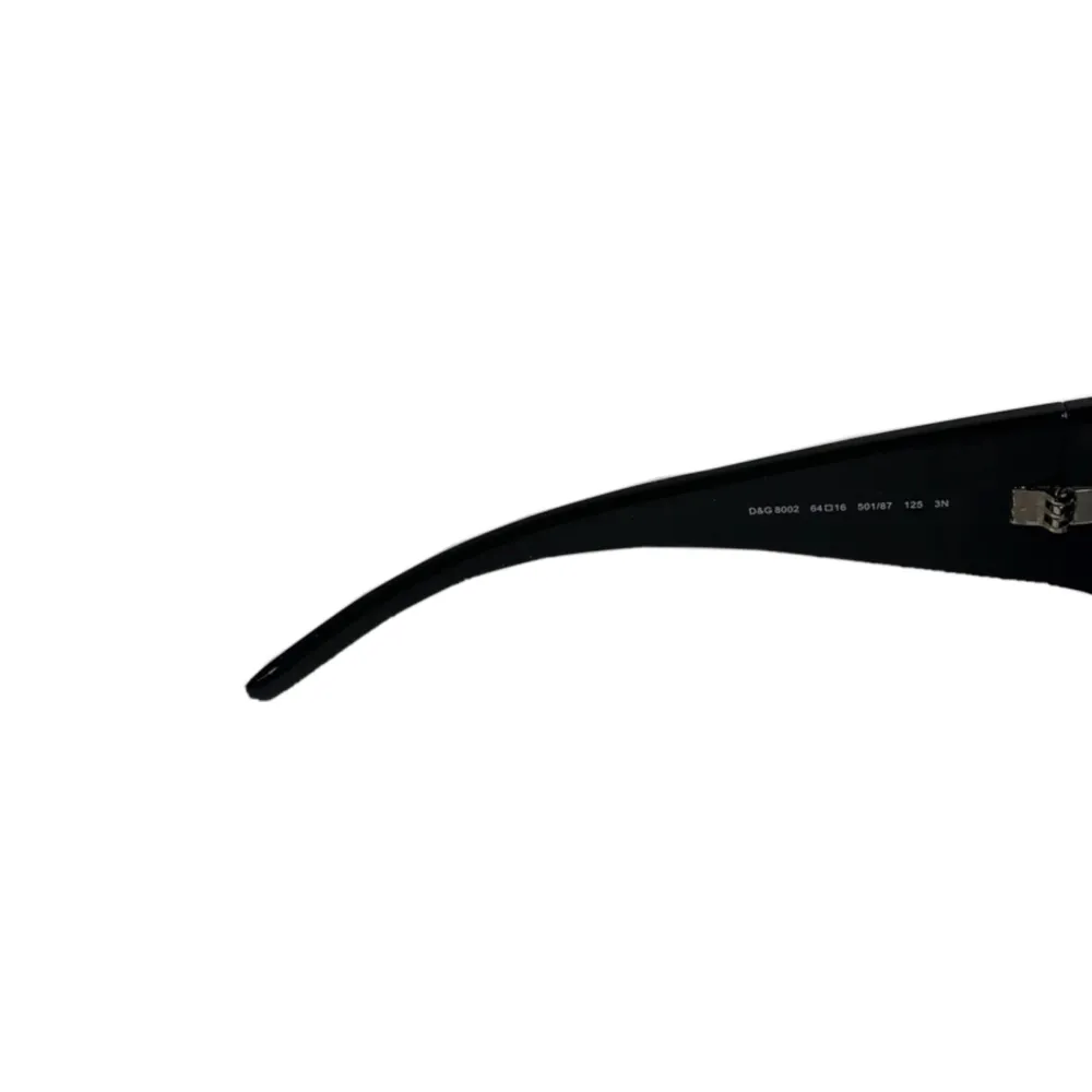 Så fina solglasögon från D&G. Äkta och köpta på Sellpy för 1200 kr. Modellen tillverkas inte längre och är väldigt 90-/00-talig. Har tyvärr tappat bort fodralet de kom med så jag säljer dem billigare. Köparen står för frakt❤️❤️. Accessoarer.