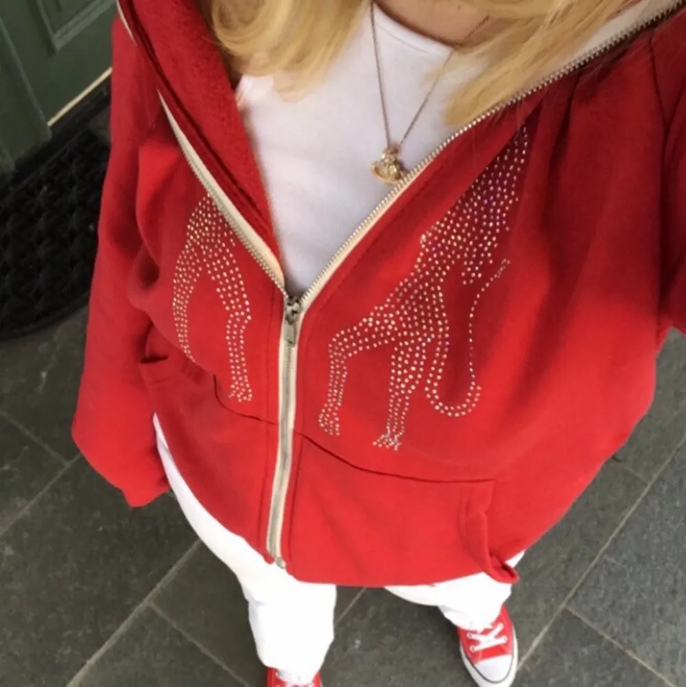 Röd rhinestone hoodie med en ängel och djävul som motiv. Väldigt cool och unik hoodie 😇 BUD : 380kr. Tröjor & Koftor.