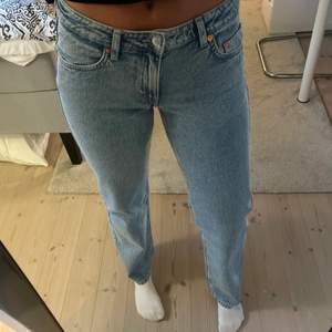 Supersnygga jeans från weekday i modellen ”arrow”. Dem är bara använda en eller två gånger så dem är precis som nya. Säljer pga kommer inte till användning.