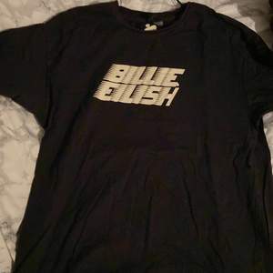 Oversized Billie Eilish t-shirt från h&m i jätte fint skick. Skulle funka jätte bra till ett par shorts eller jeans!💗