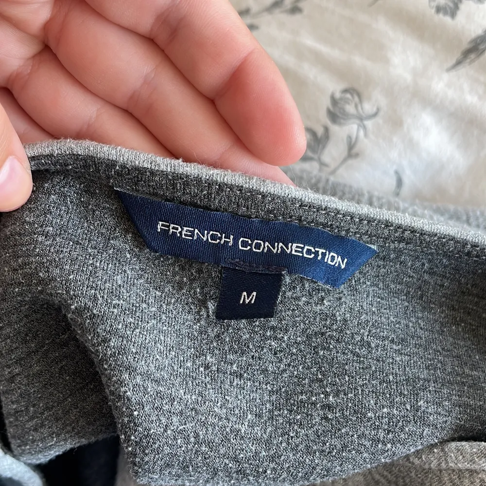 Fin grå tröja från french connection men ”volangarmar”. Använd runt 5 gånger. . Tröjor & Koftor.