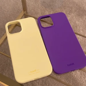 Mobilskal  - Två mobilskal från Holdit, passar iPhone 12 PRO Max. Liten skada på det gula skalet, men båda är sparsamt använda.  