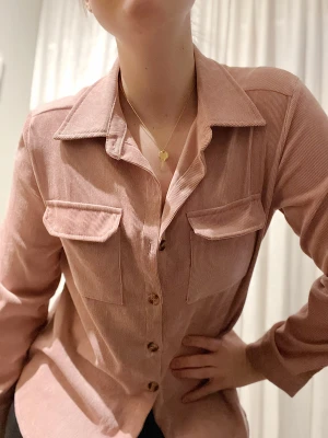 Skjorta - Manchester skjorta En härlig färg som påminner om gammalrosa