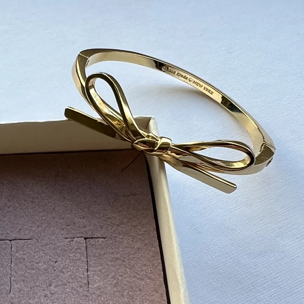 Armband från Kate Spade ♠️  Stål, guldplätering. . Accessoarer.