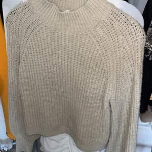 Stickad tröja från Pernilla Walhgrens kollektion i storlek M 