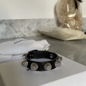 Balenciaga  - Mitt balenciaga armband i bra sick💘💘 Sparsmar använt!! AS snyggt, skriv vid fler frågor